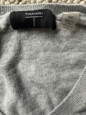 Tahari Gray V-Neck Pullover Sweater Women's Small